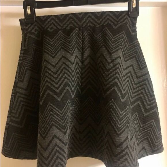 NWOT FULL TILT Black and Gray Zig Zag Skirt - Picture 3 of 4